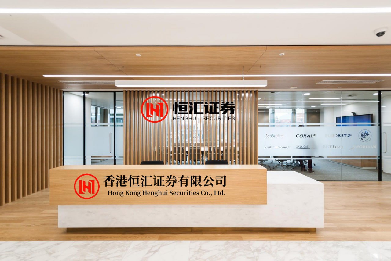 鼎配配资 杨超越晒最新轻熟美照，敢于突破自身约束